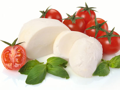 Waarom wordt mozzarella altijd verpakt met een witte vloeistof?