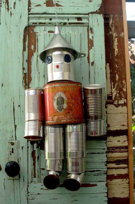 IJzeren figuurtjes om de tuin op te vrolijken.